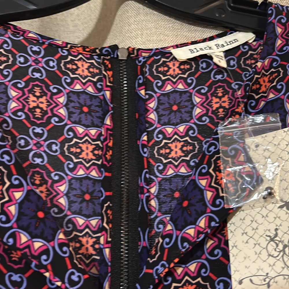 NWT Beautiful, colorfull, long sleeved romper Size Small - Picture 6 of 9